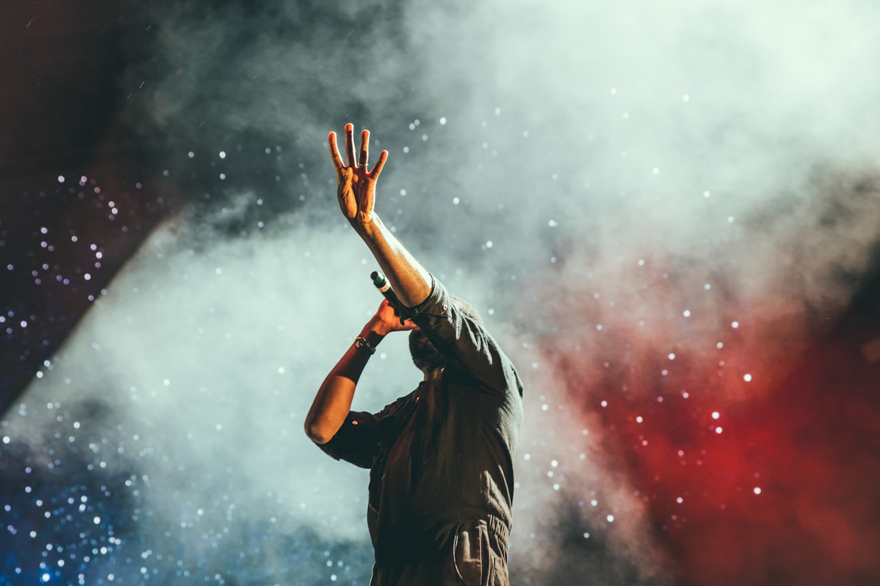 사진(Unsplash): 야외 콘서트 무대·조명(자료). 대관령음악제.