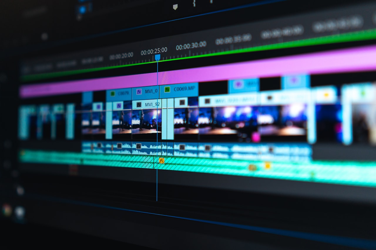 사진(Unsplash): AI·영상 편집·VFX 스튜디오(자료). AICRON.
