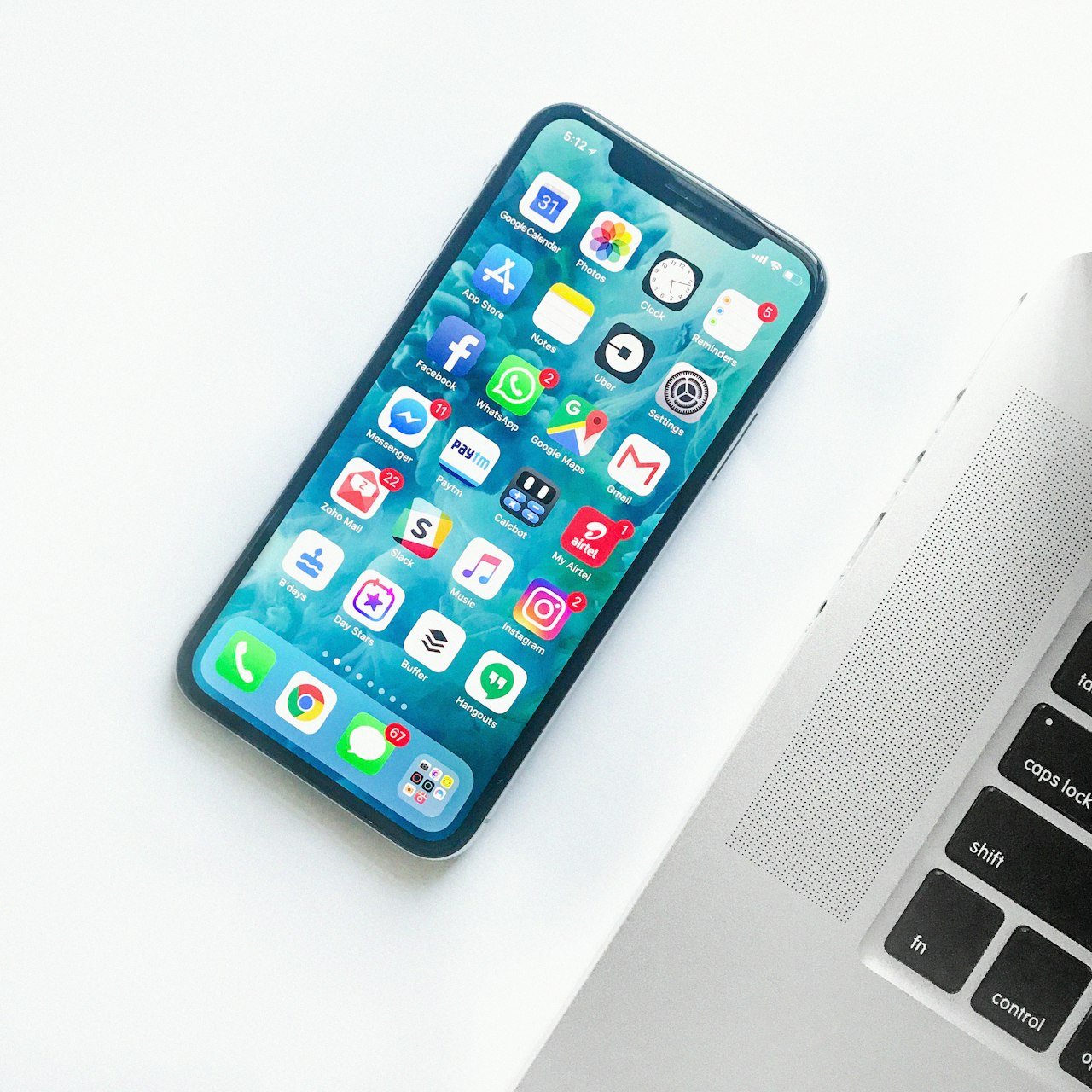 사진(Unsplash): 스마트폰·AI 비서 아이콘(자료). 안드로이드 개방.