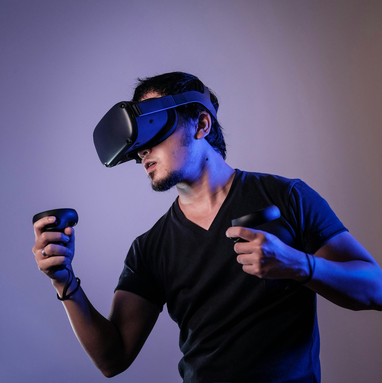 사진(Unsplash): VR 헤드셋·콘서트(자료). Endless Ride.