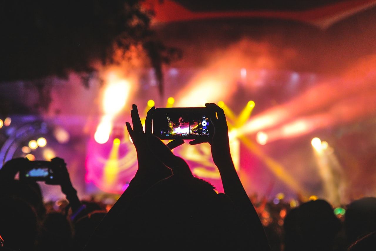 사진(Unsplash): 야외 콘서트·고대 극장(자료). 7·23.