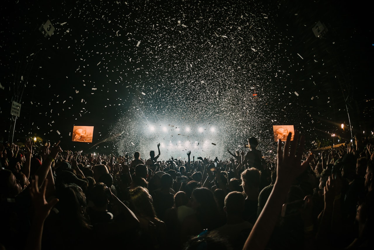 사진(Unsplash): 콘서트·색종이 관객(자료). 뉴진스.